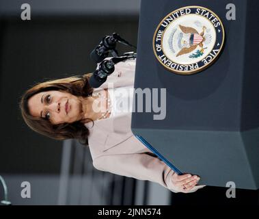 Il Vice Presidente Kamala Harris parla all'evento 'The Generation Fund' di Oakland, California, venerdì 12 agosto 2022. Il Generation Fund è una quasi dotazione di $50 milioni di dollari che sosterrà ogni studente di scuola pubblica a basso reddito e ogni bambino nato in povertà a Oakland, California. Foto di George Nikitin/Pool/ABACAPRESS.COM Foto Stock