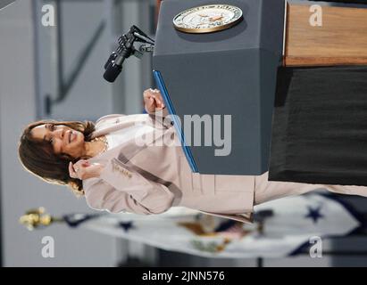 Il Vice Presidente Kamala Harris parla all'evento 'The Generation Fund' di Oakland, California, venerdì 12 agosto 2022. Il Generation Fund è una quasi dotazione di $50 milioni di dollari che sosterrà ogni studente di scuola pubblica a basso reddito e ogni bambino nato in povertà a Oakland, California. Foto di George Nikitin/Pool/ABACAPRESS.COM Foto Stock