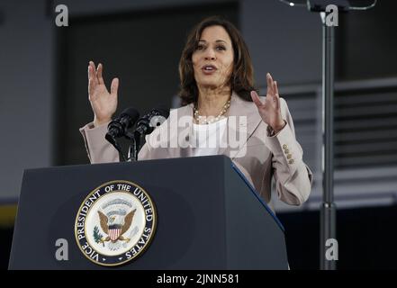 Oakland, Stati Uniti. 12th ago, 2022. Il Vice Presidente Kamala Harris parla all'evento 'The Generation Fund' di Oakland, California, venerdì 12 agosto 2022. Il Generation Fund è una quasi dotazione di $50 milioni di dollari che sosterrà ogni studente di scuola pubblica a basso reddito e ogni bambino nato in povertà a Oakland, California. Foto di George Nikitin/UPI Credit: UPI/Alamy Live News Foto Stock