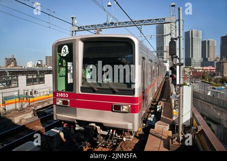 Treno della metropolitana della linea Hibiya Tokyo Japan Foto Stock