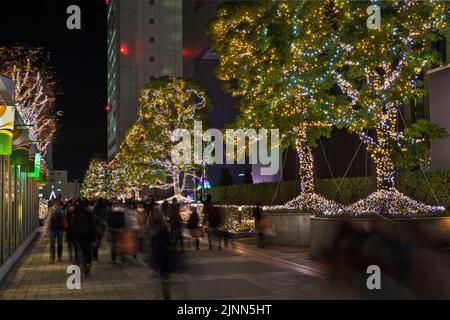 Holiday lighting blur of pedonans night Shinjuku Southern Terrace Tokyo Giappone Foto Stock