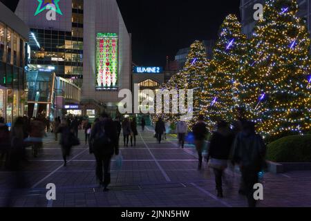 Holiday lighting blur of pedonans night Shinjuku Southern Terrace Tokyo Giappone Foto Stock