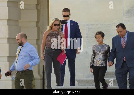 Washington DC, Stati Uniti. 12 agosto 2022, il Rep. Marjorie Taylor Greene (R-GA.) lascia il Campidoglio dopo aver votato contro la legge sulla riduzione dell'inflazione. Credit: Philip Yabut/Alamy Live News Foto Stock