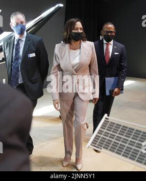 Oakland, Stati Uniti. 12th ago, 2022. Il Vice Presidente Kamala Harris fa una visita al Chabot Space & Science Center di Oakland, California, venerdì 12 agosto 2022. Foto di George Nikitin/UPI Credit: UPI/Alamy Live News Foto Stock