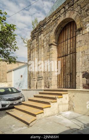 Vecchio edificio, abbandonato, architettura coloniale, pareti in pietra naturale di cantera, antica porta in legno Foto Stock