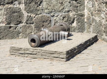 Muso di un vecchio cannone. Armi di artiglieria del Medioevo. Attività di fonderia. Monumento alle armi. Metallo Foto Stock