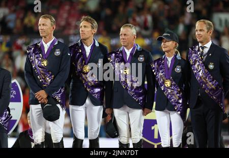 Herning, Danimarca. 12th ago, 2022. Sport equestre; Campionato del mondo, Show Jumping. Show jumpers Peder Fredricson (l-r), Henrik von Eckermann, Jens Fredricson, Malin Baryard-Johnsson e Chef d'Equipe Henrik Ankarcrona (Svezia) stanno sul podio con medaglie d'oro alla cerimonia di premiazione. Credit: Friso Gentsch/dpa/Alamy Live News Foto Stock