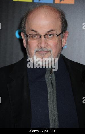 Manhattan, Stati Uniti d'America. 08th Nov 2013. NEW YORK, NY - 08 NOVEMBRE: Salman Rushdie partecipa alla prima "12-12-12" di New York al Teatro Ziegfeld il 8 novembre 2013 a New York City. Persone: Salman Rushdie Credit: Storms Media Group/Alamy Live News Foto Stock