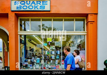 I turisti passano davanti a una vetrina presso Square Books, 31 maggio 2015, a Oxford, Mississippi. La libreria a conduzione familiare è stata fondata nel 1979. Foto Stock