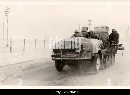 Seconda guerra mondiale B & W tedesco Halftrack con 2cm AA Gun in Winter Camo sul fronte russo 1943 Foto Stock