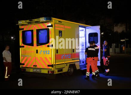 Berlino, Germania. 12th ago, 2022. Un'ambulanza della Bundeswehr è in piedi con altri veicoli di emergenza su una strada a Grunewald. Insieme alle forze armate tedesche e al Robert Koch Institute, la polizia nel distretto Grunewald di Berlino sta indagando su un presunto ordigno esplosivo o agente in un edificio residenziale. Una portavoce della polizia ha detto venerdì sera tardi. Sono alla ricerca di materiali esplosivi o biologici. Credit: Paul Zinken/dpa/Alamy Live News Foto Stock