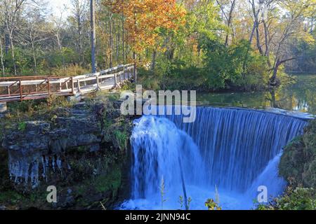 Cascate di Cedar Cliff nel fogliame autunnale - Ohio Foto Stock