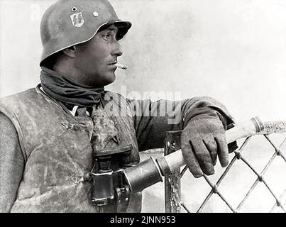 Seconda guerra mondiale Battaglia di Kharkov 1943. Waffen SS uomo identificato come Unterscharfuehrer Paul Klose con Grenade fotografato nel MARZO 1943 Foto Stock