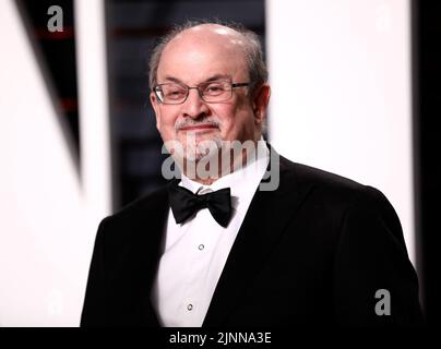 Beverly Hills. 26th Feb, 2022. Salman Rushdie partecipa al Vanity Fair Oscar Party 2017 il 26 febbraio 2017 a Beverly Hills, California. Credit: Mpi99/Media Punch/Alamy Live News Foto Stock