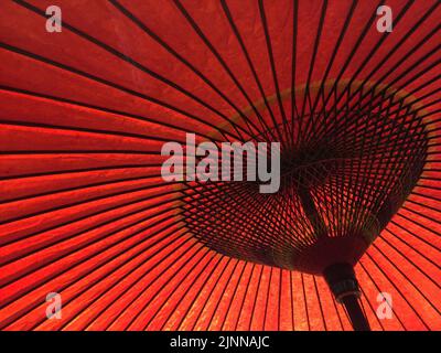 Grande ombrello di carta giapponese rosso Foto Stock