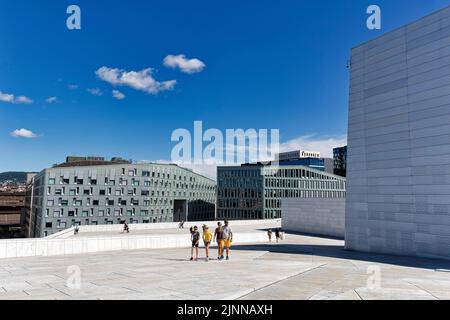 Pedoni sul tetto bianco del teatro dell'opera, architettura moderna, vista dei grattacieli Barcode Project, quartiere di Bjorvika, Bjorvika, Oslo, Norvegia Foto Stock