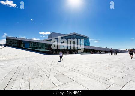 Pedoni sul piazzale bianco e sul tetto del teatro lirico in estate, Snohetta ufficio architettonico, architettura moderna, piano inclinato, vista Foto Stock