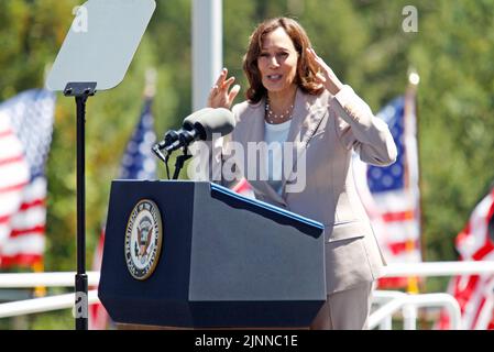 Oakland, Stati Uniti. 12th ago, 2022. Oakland, Stati Uniti. 12th ago, 2022. Il Vice Presidente degli Stati Uniti Kamala Harris parla al Chabot Space & Science Center di Oakland, California, venerdì 12 agosto 2022. Credito: George Nikitin/Pool tramite CNP /MediaPunch credito: MediaPunch Inc/Alamy Live News credito: MediaPunch Inc/Alamy Live News Foto Stock