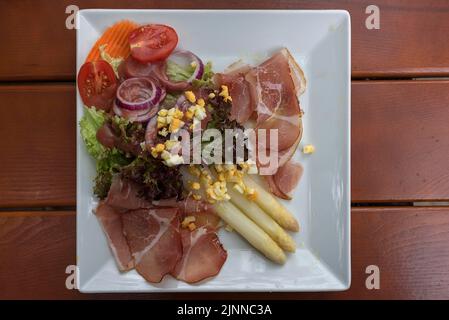 Insalata di asparagi con prosciutto crudo, Baviera, Germania Foto Stock