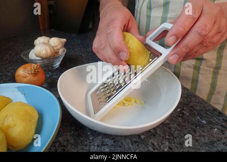 Cucina sveva, preparare la torta di patate Haertsfeld, grattugiare patate bollite, grattugiare, torta salata, cuocere in forno, dal forno, sostanzioso, vegetariano, sano Foto Stock