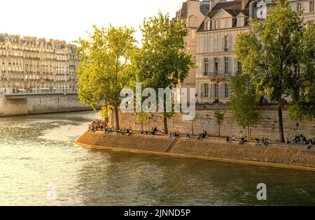 Luce serale sul fiume Senna a Parigi, Francia Foto Stock