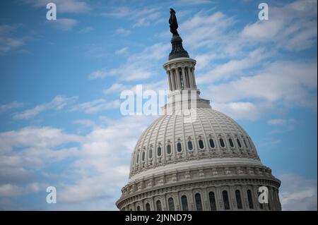 Washington, Stati Uniti. 12th ago, 2022. Una vista generale del Campidoglio degli Stati Uniti, a Washington, DC, venerdì 12 agosto, 2022. (Graeme Sloan/Sipa USA) Credit: Sipa USA/Alamy Live News Foto Stock