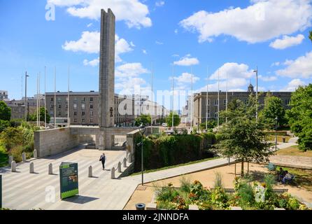 Piazza Jean-Baptiste Mathon con obelisco e zona pedonale Rue de Siam, Brest, dipartimento di Finistere Penn-ar-Bed, regione di Bretagna Breizh Foto Stock