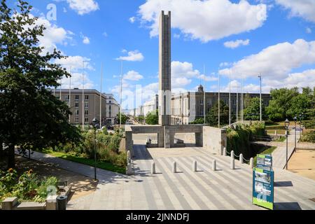 Piazza Jean-Baptiste Mathon con obelisco e zona pedonale Rue de Siam, Brest, dipartimento di Finistere Penn-ar-Bed, regione di Bretagna Breizh Foto Stock