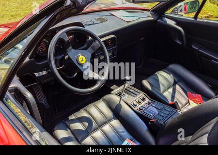 Visualizza all'interno del cruscotto della storica auto sportiva classica Ferrari GTS turbo, Classic Days, Schloss Dyck, Nord Reno-Westfalia, Germania Foto Stock