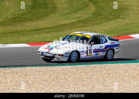 Auto da corsa storica Porsche 924 in auto da corsa per auto classiche youngtimer auto classiche gara 24h di 24 ore, circuito di Nuerburgring, Nuerburg, Eifel Foto Stock