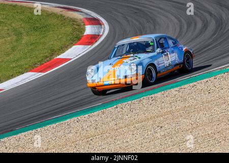 Auto da corsa storica Porsche 911 in auto da corsa per auto classiche youngtimer auto classiche gara 24h di 24 ore, circuito di Nuerburgring, Nuerburg Foto Stock