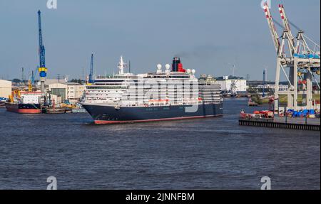 Nave da crociera Queen Victoria on the Elbe nel porto di Amburgo, Amburgo, Land Amburgo, Germania del Nord, Germania Foto Stock