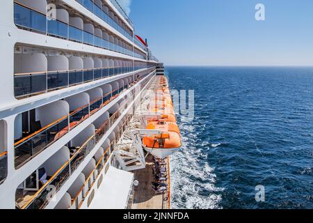 Transatlantico, nave da crociera Queen Mary 2 in alto mare con ponte e cabine con balcone Foto Stock