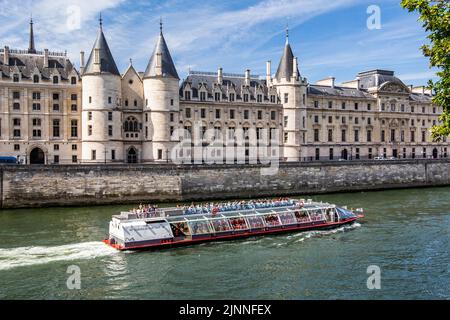 Concierge sull'Ile de la Cite sulla Senna con barca da escursione, Parigi, Ile de France, Europa Occidentale, Francia Foto Stock