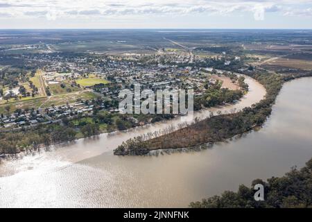 Le acque fangose del fiume Darling si fondono con il possente fiume Murray nella città di Wentworth, nel nuovo Galles del Sud. Foto Stock