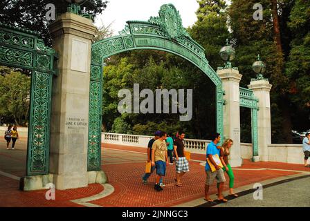 Un gruppo di studenti universitari cammina attraverso lo storico Sather Gates, un ingresso e un'uscita nel campus della University of California Berkeley Foto Stock