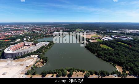 Veduta aerea dell'ex raduno del partito nazista, oggi zona ricreativa, nel centro di Grosser Dutzendteich, a sinistra il Congresso incompiuto Foto Stock