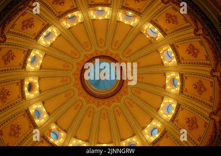 Il Great Dome of the California state Capitol di Sacramento sorge sopra la lobby dell'edificio Foto Stock