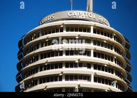 L'edificio Capitol Records, un punto di riferimento a Los Angeles, è stato costruito per assomigliare a una pila di dischi in cima a un giocatore di dischi Foto Stock
