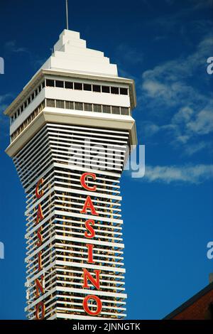 Un'alta torre rende il posto di un casinò nel cuore delle Cascate del Niagara, Ontario, Canada Foto Stock