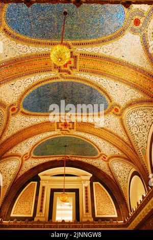 Le bellissime tessere a mosaico evidenziano il soffitto degli ex Marshall Fields, ora Macys, grandi magazzini, a Chicago Foto Stock