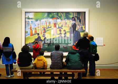 I patroni del museo ammirano il capolavoro di Georges Seurat Una domenica pomeriggio sull'isola di la Grande Jatte all'Art Institute di Chicago Foto Stock