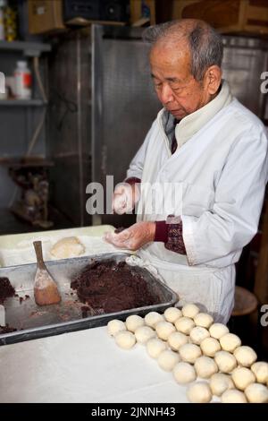 L'uomo fa dolci manju Tokyo Japan 1 Foto Stock