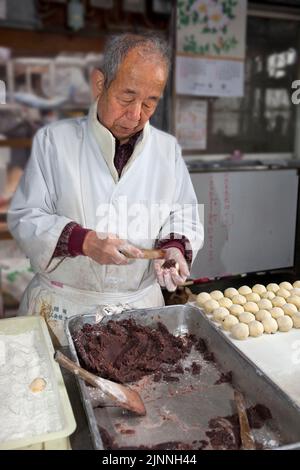 L'uomo fa dolci manju Tokyo Japan 2 Foto Stock