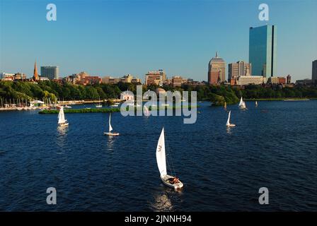 Le barche a vela costeggiano il fiume Charles in un bel pomeriggio estivo soleggiato con una vista completa dello skyline di Boston Back Bay Foto Stock