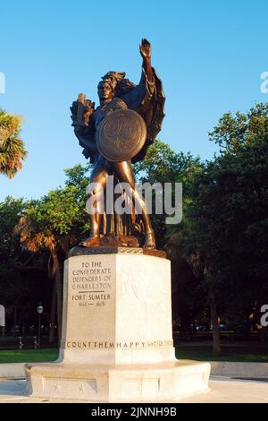 Il Memoriale dei difensori Confederati, che si trovava nel White Point Garden a Charlestown, South Carolina, fu collocato dalle Figlie della Confederazione Foto Stock