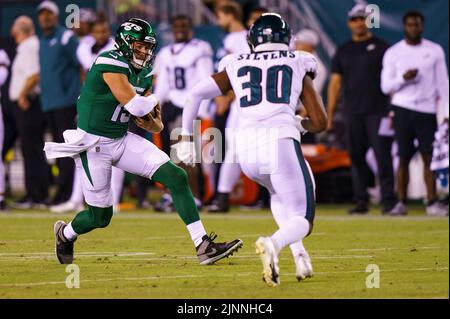 Philadelphia, Stati Uniti. 12th ago, 2022. 12 agosto 2022: Il quartback dei New York Jets Chris Streveler (15) si rimescola con la palla durante il gioco pre-stagionale della NFL tra i New York Jets e le Philadelphia Eagles al Lincoln Financial Field di Philadelphia, Pennsylvania. Christopher Szagola/CSM Credit: CAL Sport Media/Alamy Live News Foto Stock