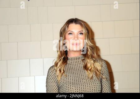 Las Vegas, Stati Uniti. 12th ago, 2022. Ellen Pompeo partecipa alla grande apertura di 'The Bedford by Martha Stewart' a Parigi Las Vegas Paris Las Vegas Hotel & Casino Las Vegas, NV 12 agosto 2022 Credit: ENT/Alamy Live News Foto Stock