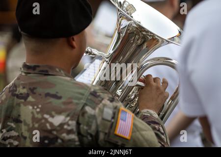 Bucarest, Romania - 12 agosto 2022: Profondità di campo poco profonda (focus selettivo) dettagli con 101st membri della divisione Airborne Air Assault Band performin Foto Stock