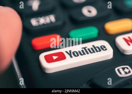 Barnaul russia, 15 maggio 2022: YouTube sul telecomando della televisione, mano che tiene il telecomando della televisione Foto Stock